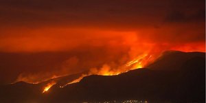 Bekommerde oë het die afgelope paar dae die onheilspelende en naderende vlamme en rookwolke rondom Gansbaai dopgehou, terwyl brandbestryders dag en nag geveg het om die brande onder beheer te bring. Links bo is Hugh-Daniel Grobler van Gansbaai se foto van Hermanus, met twee aksie-belaaide foto’s op Baardskeerdersbos se grense deur Hennie Otto, Bestuurder/Skipper: Marine Dynamics.